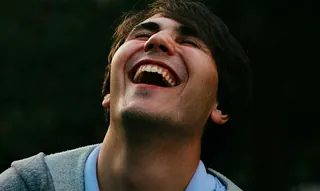 Mensch lacht aus vollem Herzen