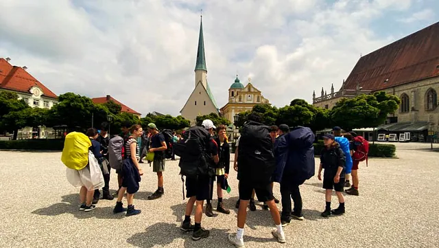 Eine Pilgergruppe steht vor der Gnadenkapelle in Altötting