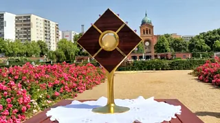 Vor der Kirche St. Michael Mitte stehende Monstranz