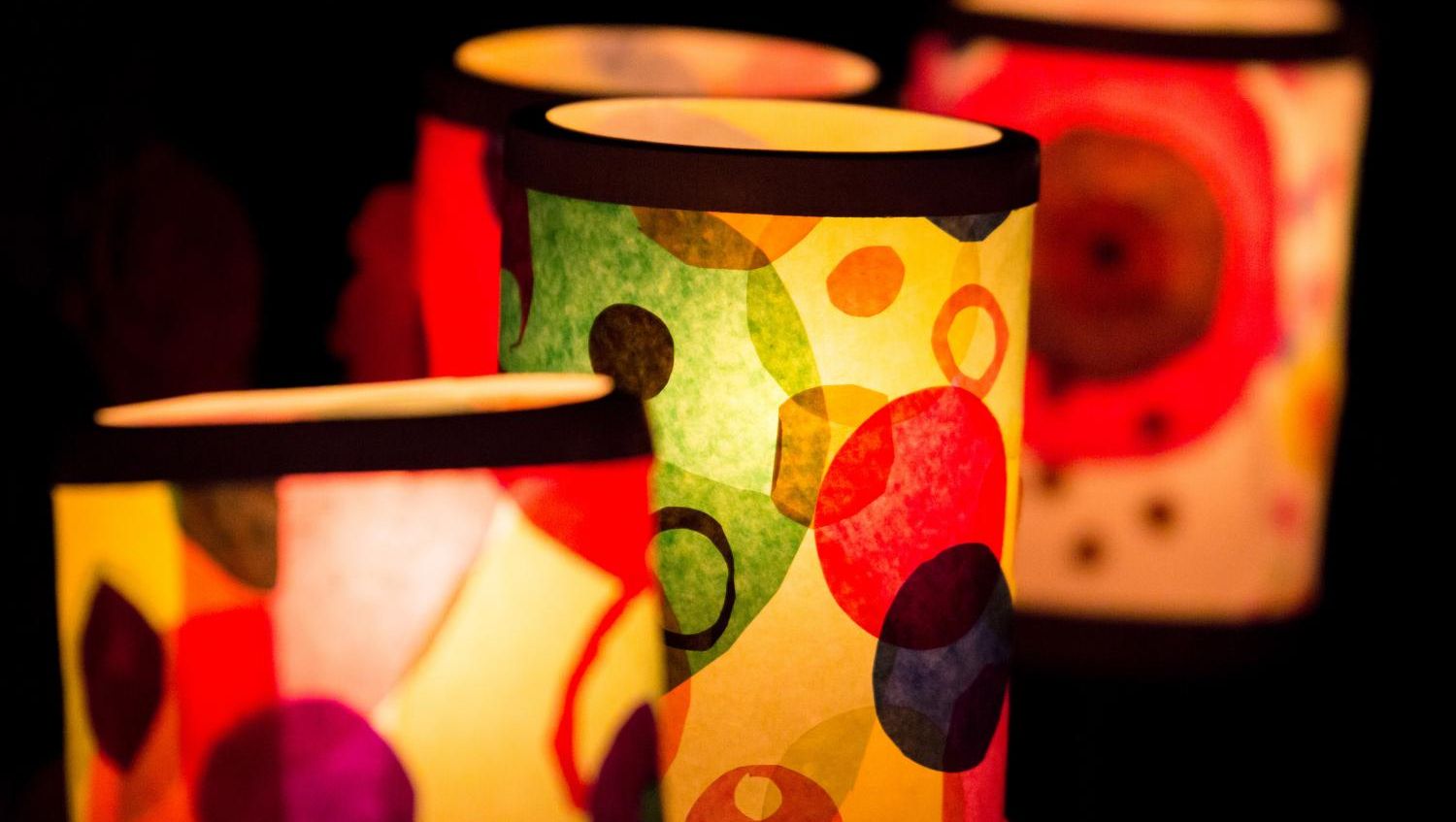 Eine Papierlaterne mit leuchtenden bunten Kreisen.