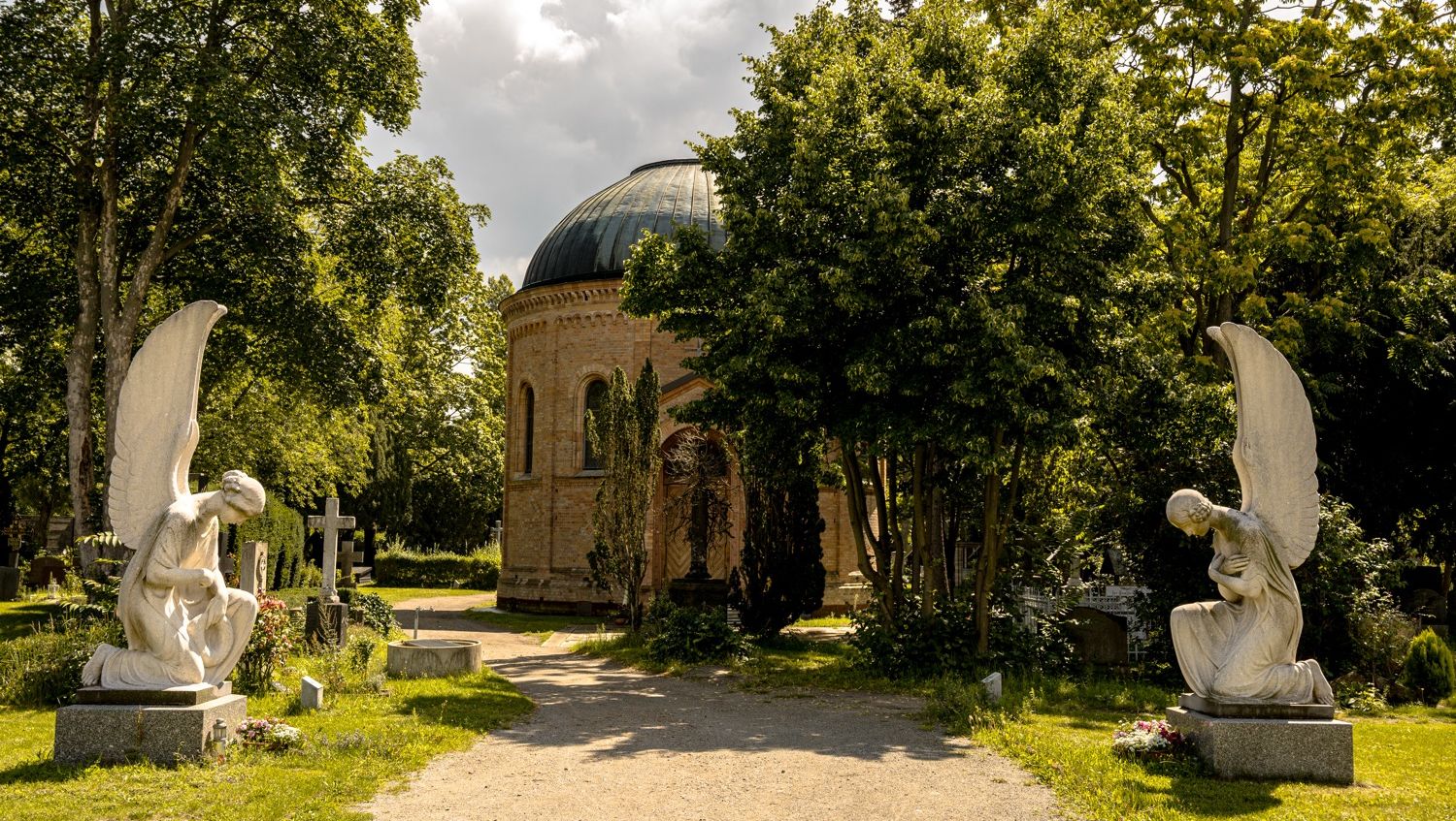 Eine Pilgergruppe steht vor der Gnadenkapelle in Altötting