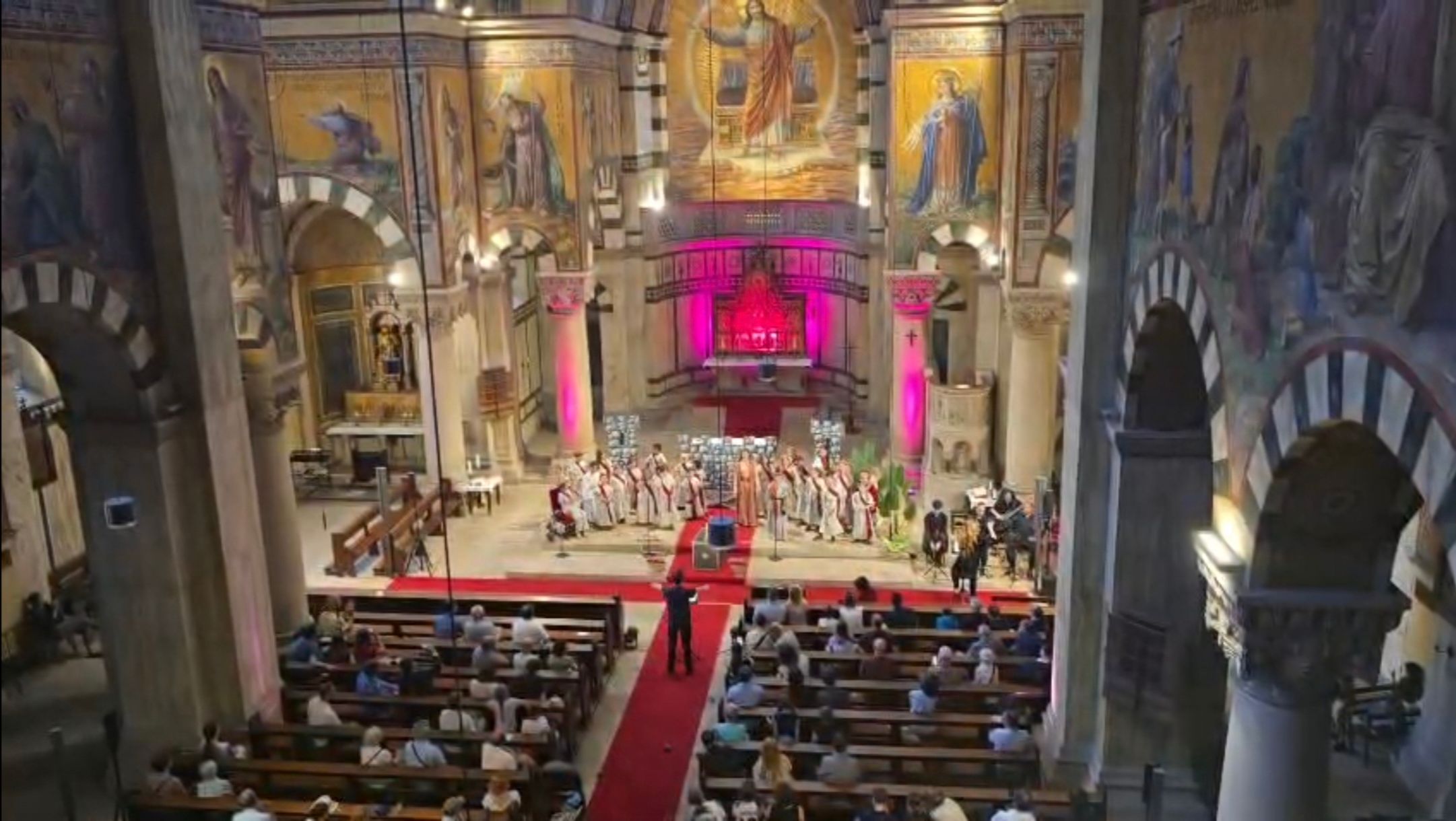 Ein Blick von der Orgeampore der Kirche auf das Bühnenbild des Kindermusicals "König David". 
