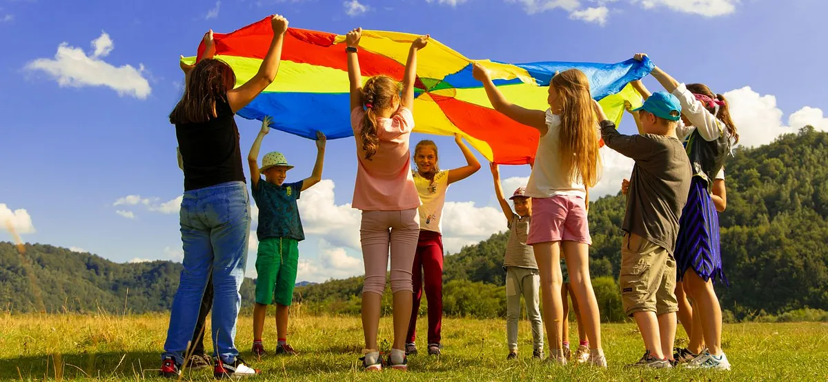 Spielende Kinder auf der Wiese