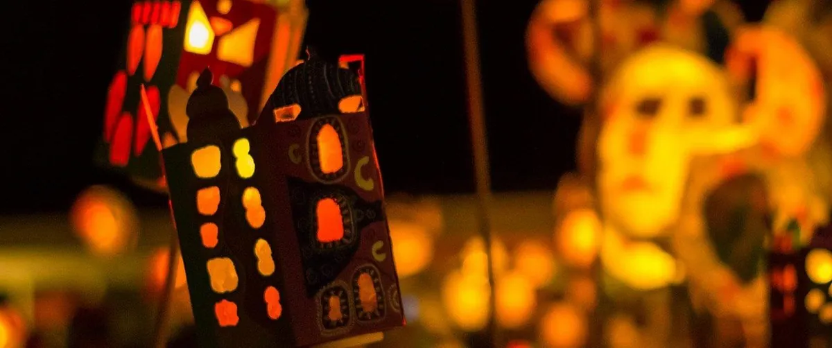 Unterwegs mit bunten Laternen