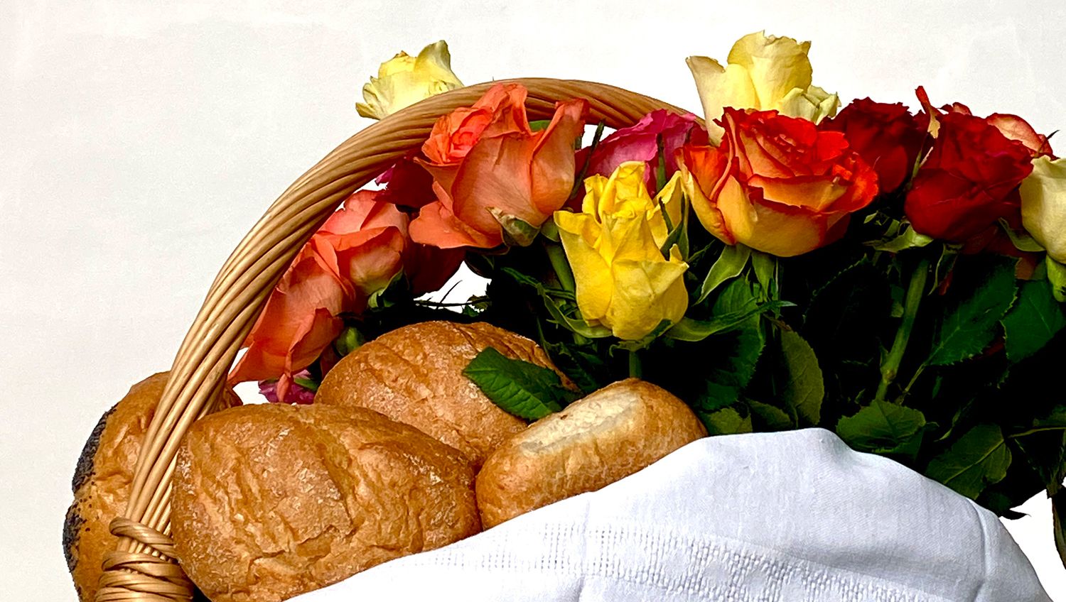 Ein Korb voller Rosen und Brötchen