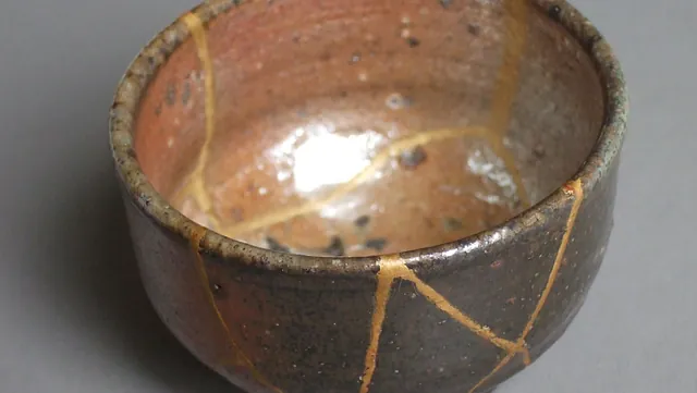 Das Foto zeigt eine japanische Schale, die mittels Kintsugi repariert wurde.