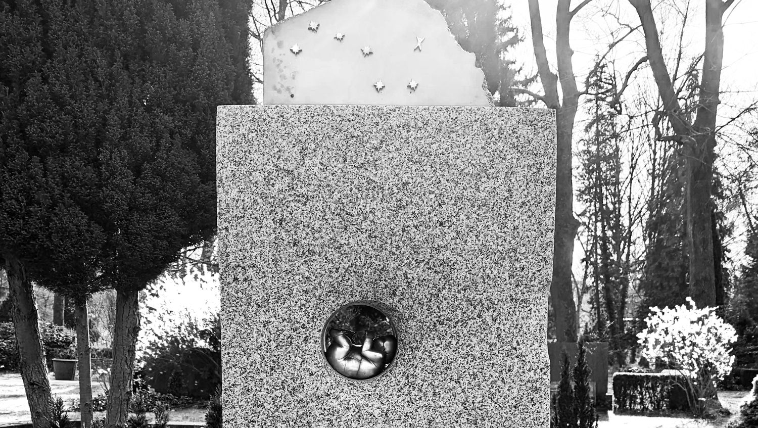 Ein Korb voller Rosen und Brötchen