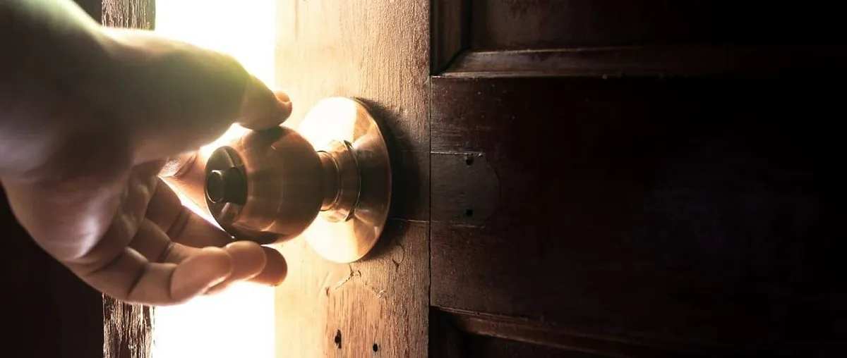 Eine Tür wird in einen hellen Raum geöffnet