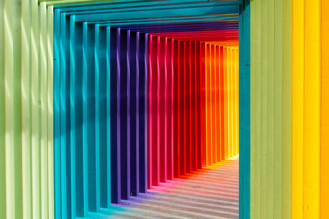EIn Durchgang in Regenbogenfarben
