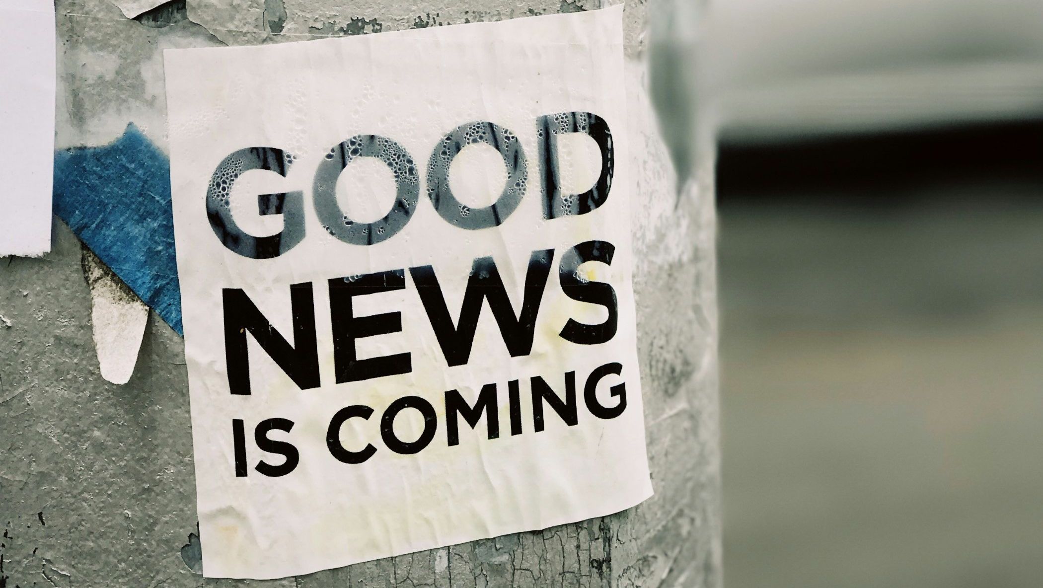 Ein auf einen Mast geklebter Flyer mit der Aufschrift: Good News is comming