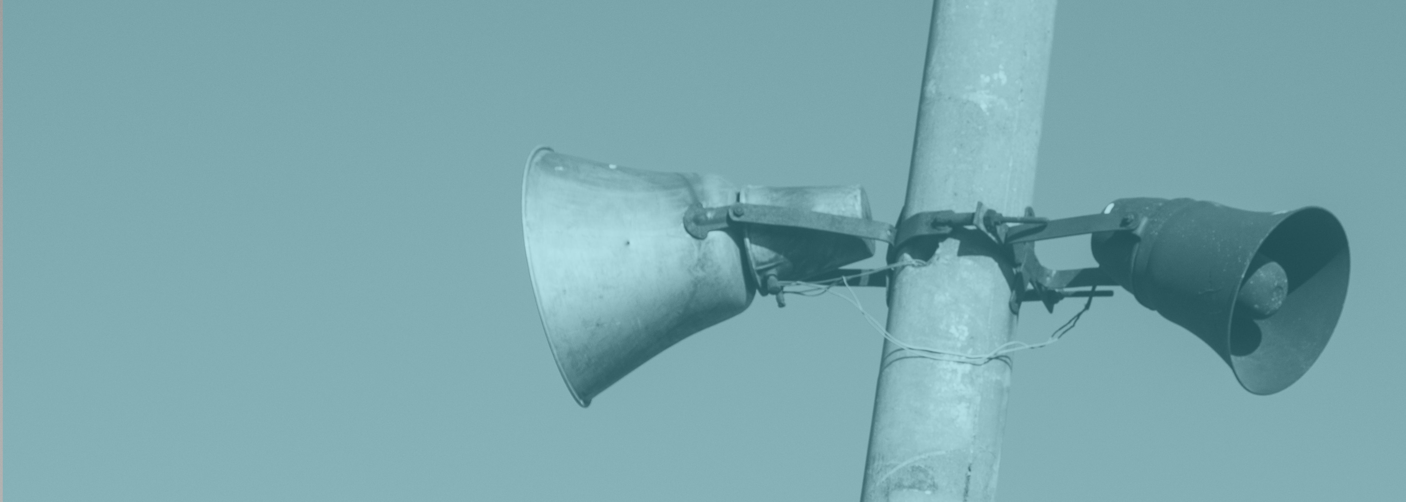 An einem Mast befestigte Lautsprecher 