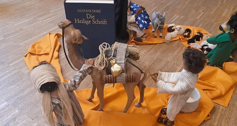 Spielende Kinder auf der Wiese