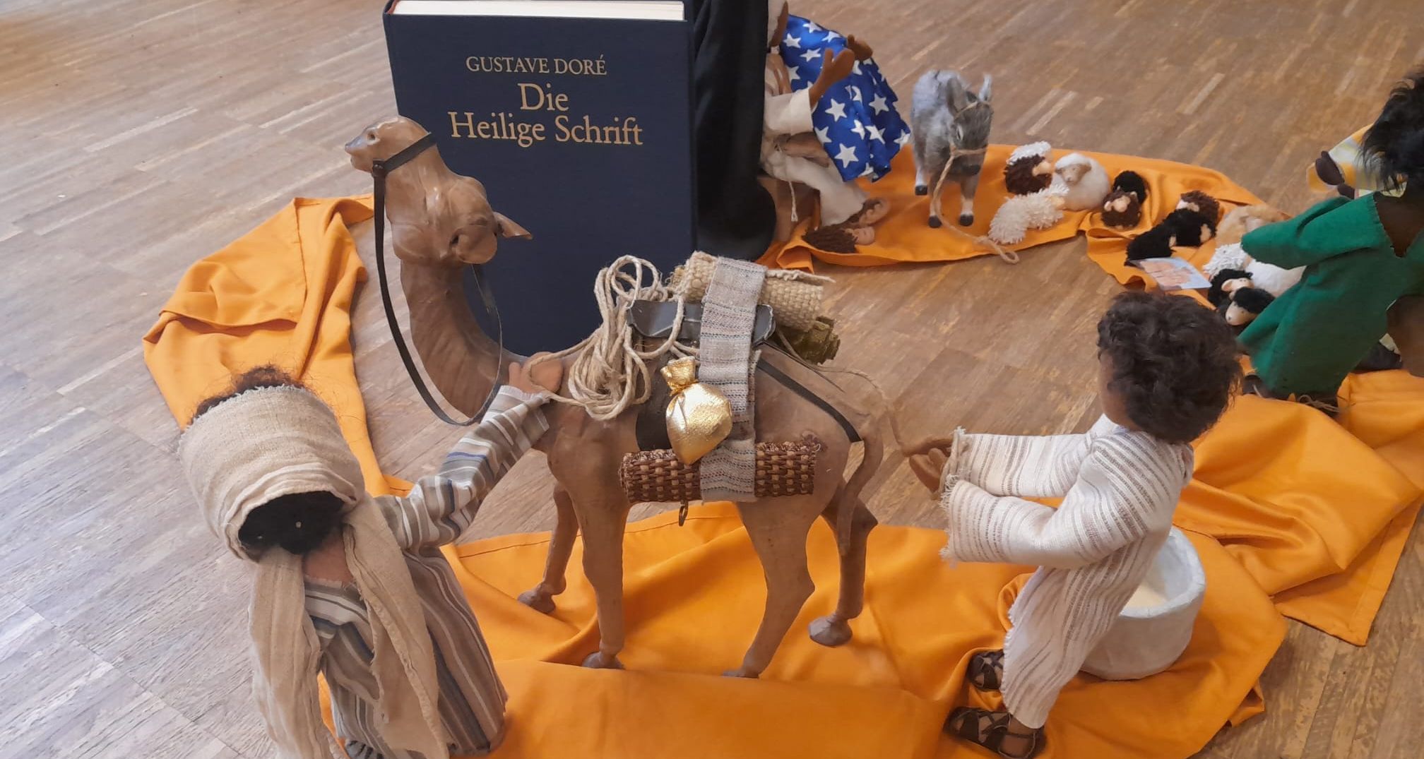Spielende Kinder auf der Wiese